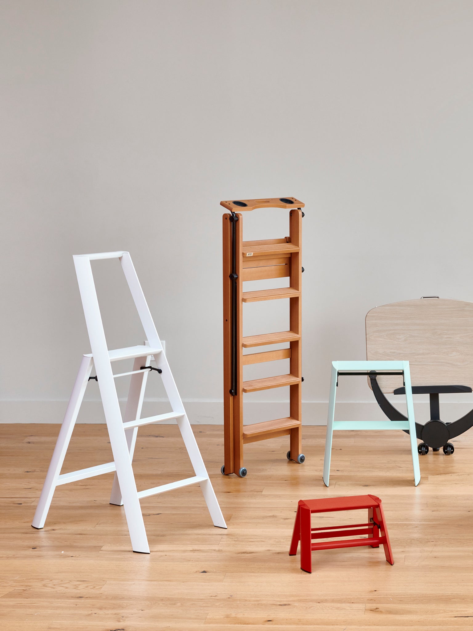 Overzicht van de 3 step wit ladder, 1 step rood en 2 step muntgroen van Hasegawa