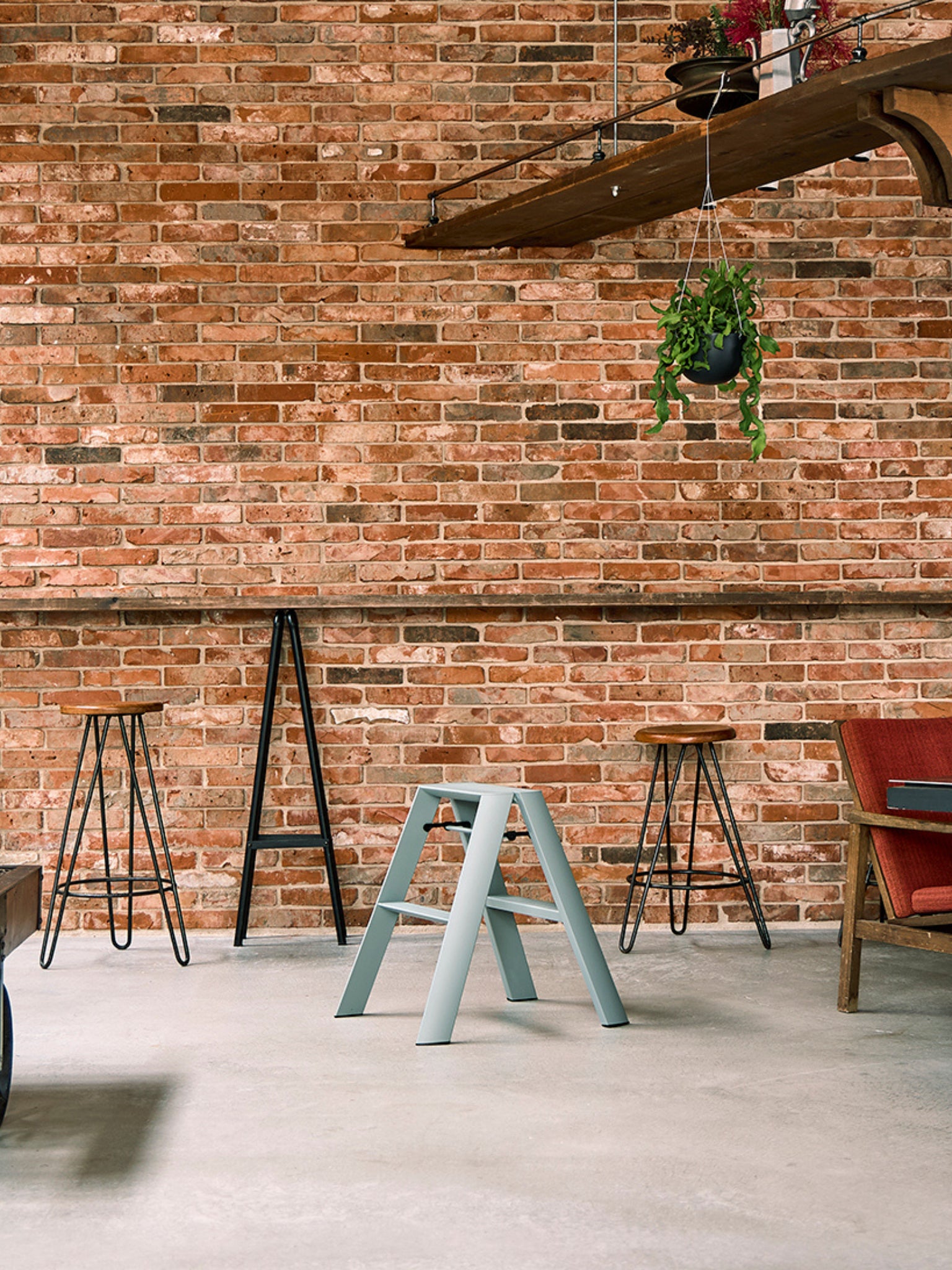 lucano ladder 2 step van hasegawa als stoel in een café