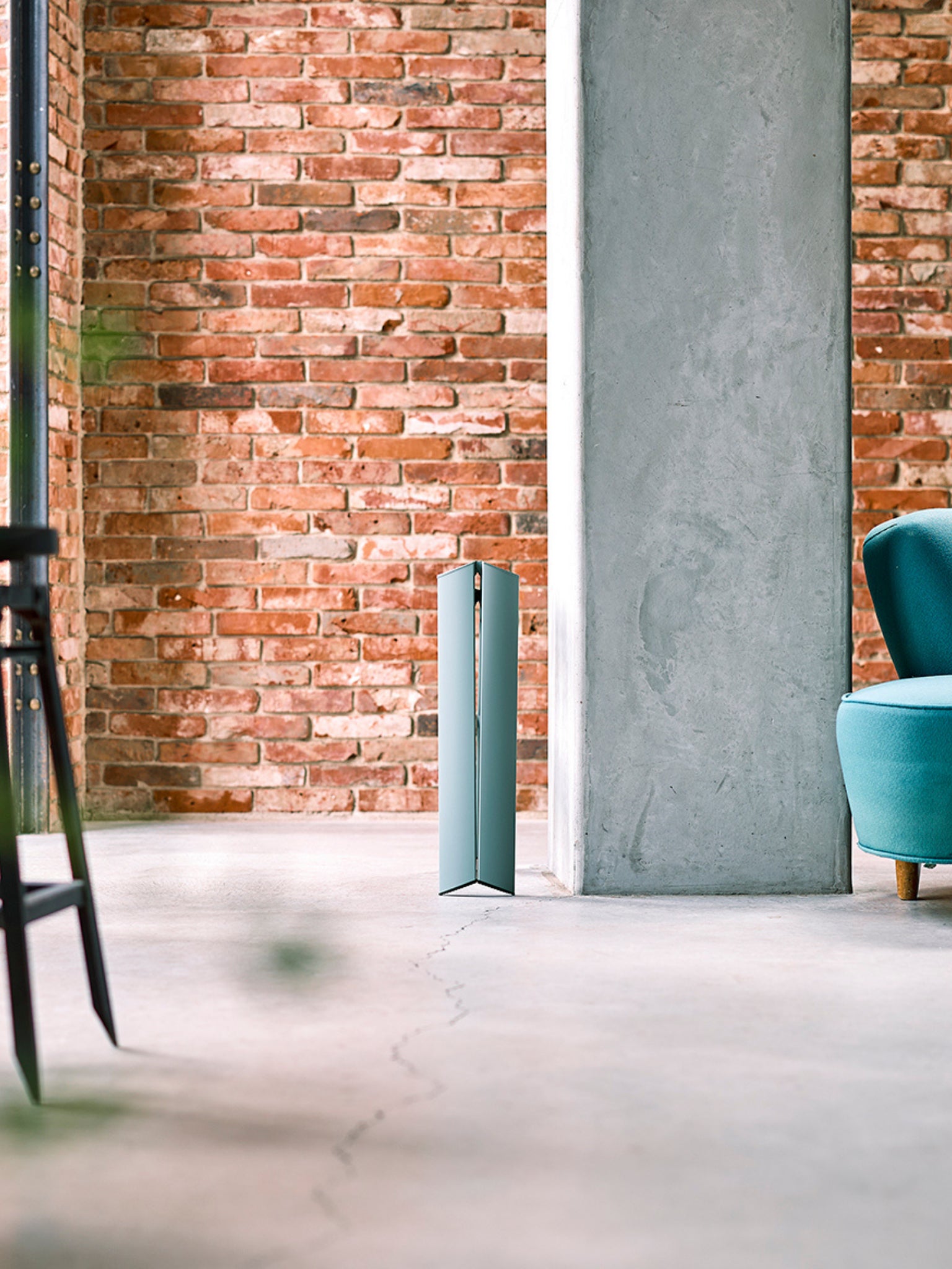 Dusty mint opstapladder als fris designobject tegen de muur