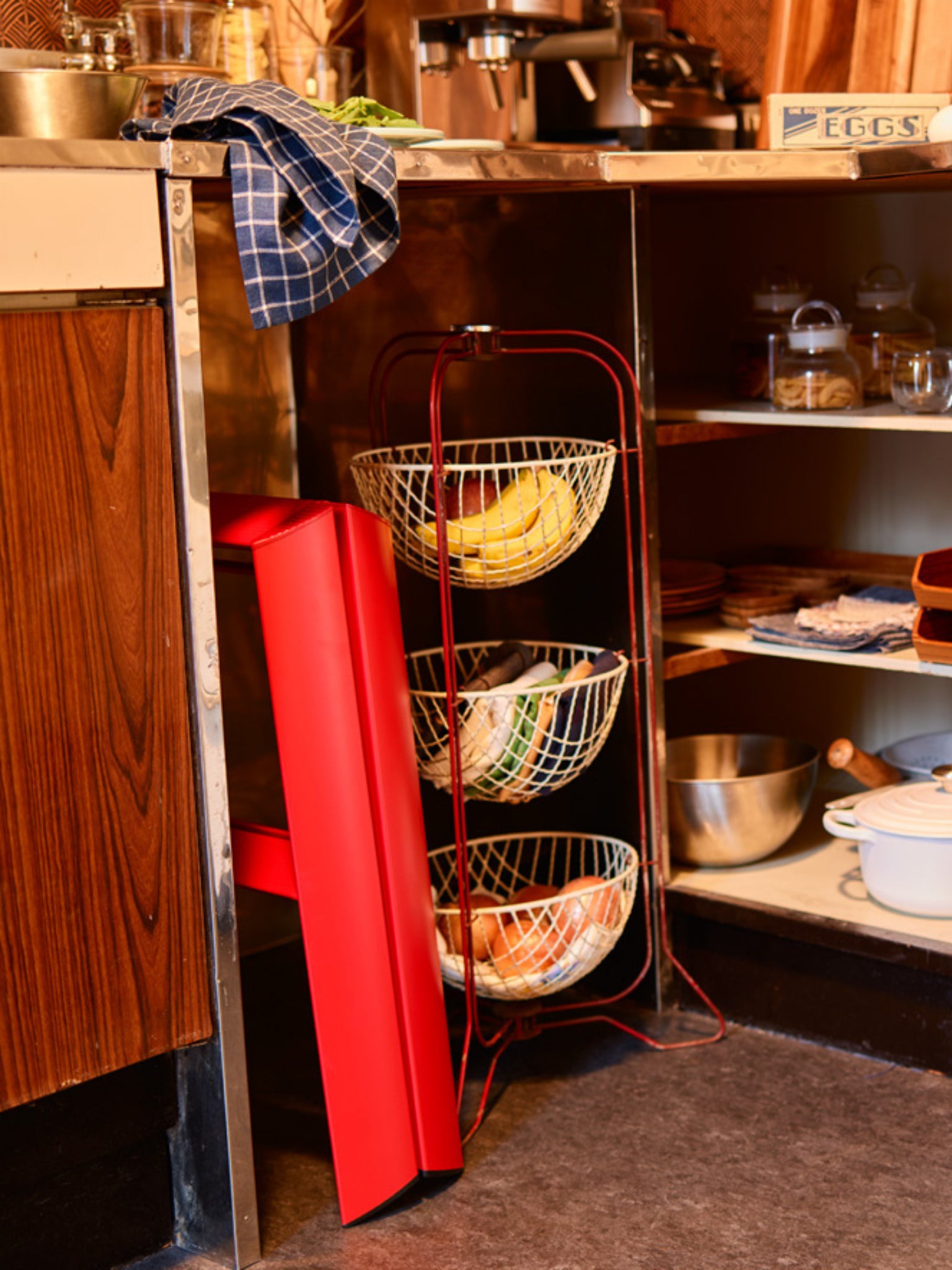 Rode 2-step ladder gebruikt als praktisch hulpmiddel in keuken