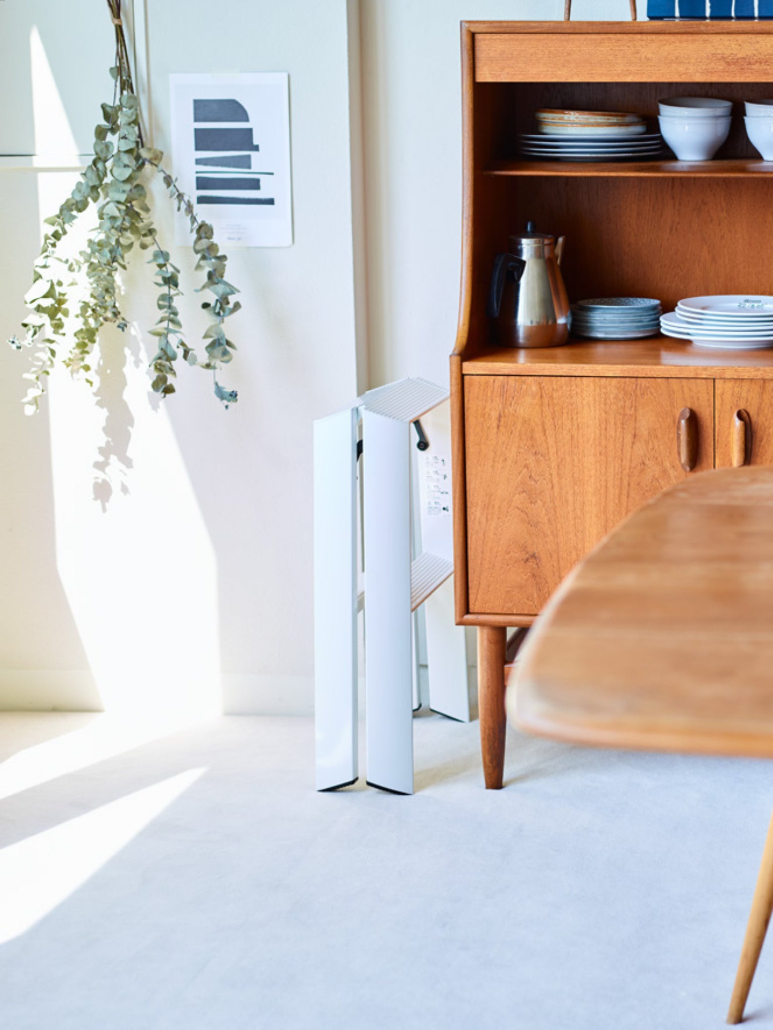 Lucano 2-step wit als stijlvol detail naast de buffetkast