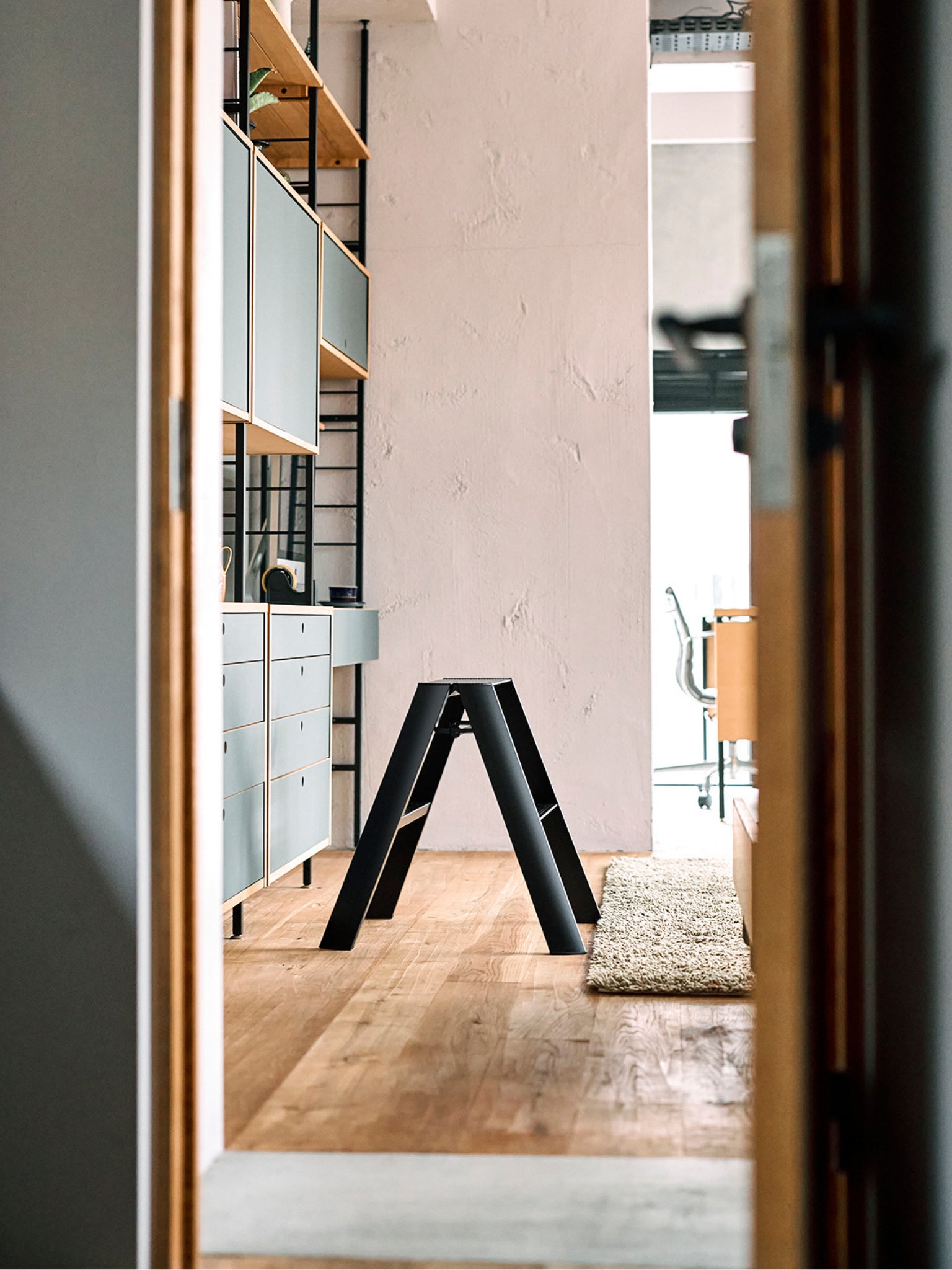 Lucano 2-step zwart als stijlvol accent naast meubels in woonkamer