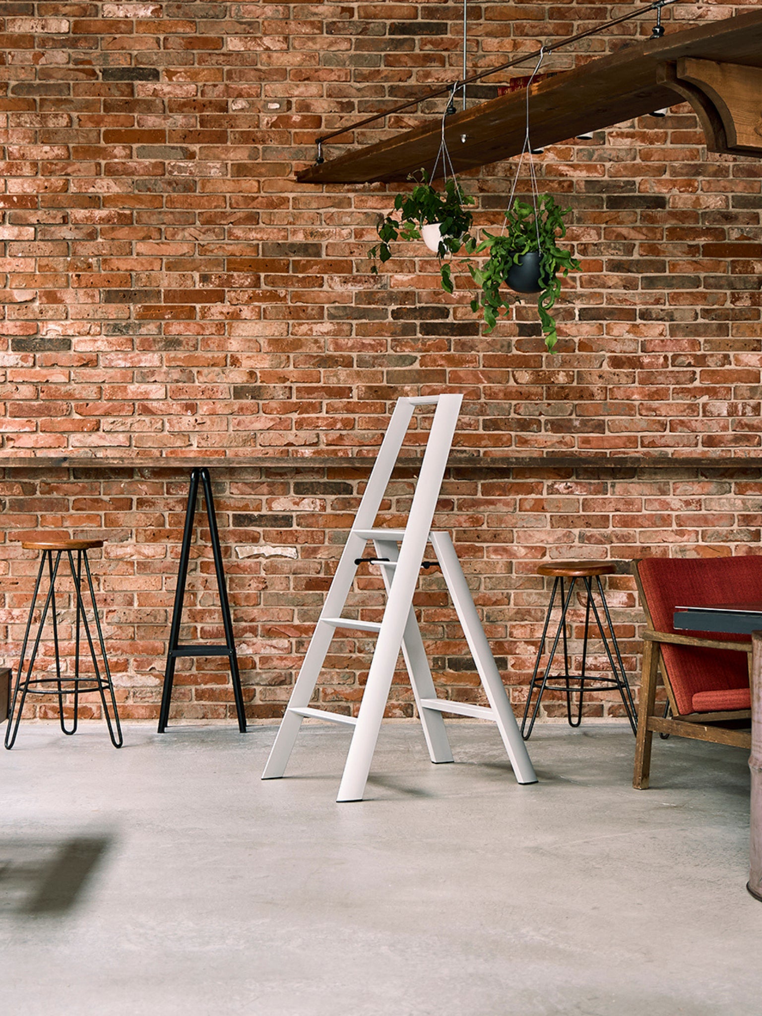 gebruik van de 3 step ladder wit in een café