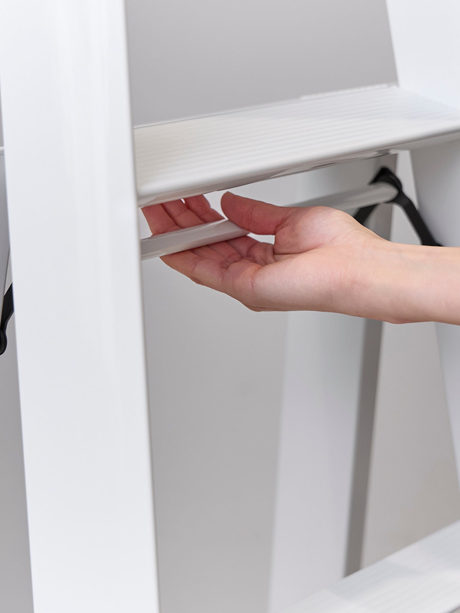 gebruik van de hendel om een Hasegawa ladder op te vouwen