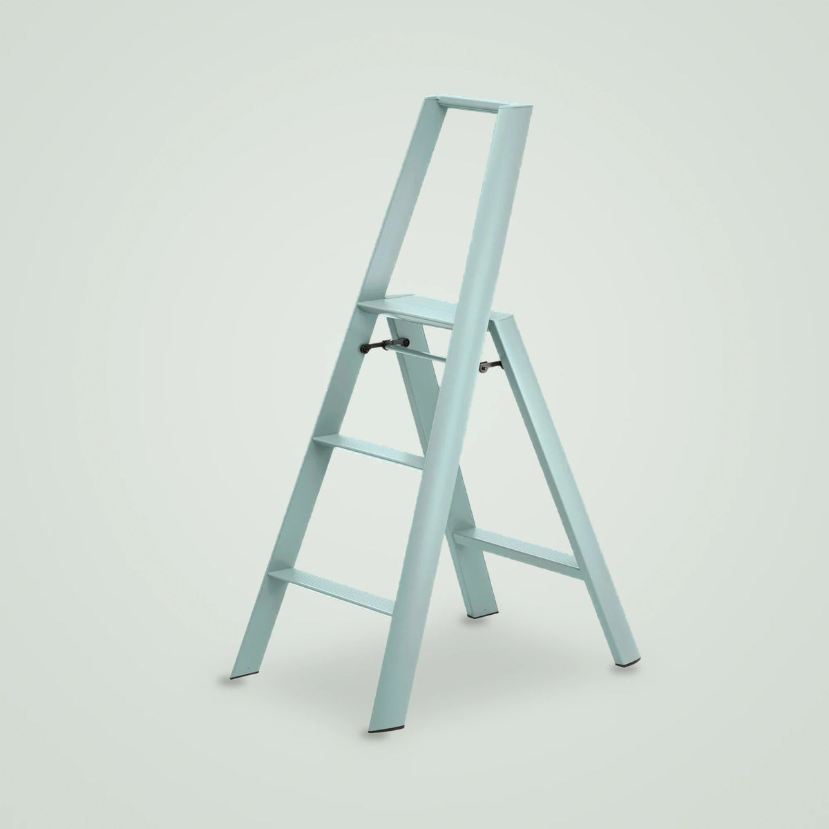 Hasegawa Lucano 3-step designladder in dusty mint op een lichte groengrijze achtergrond