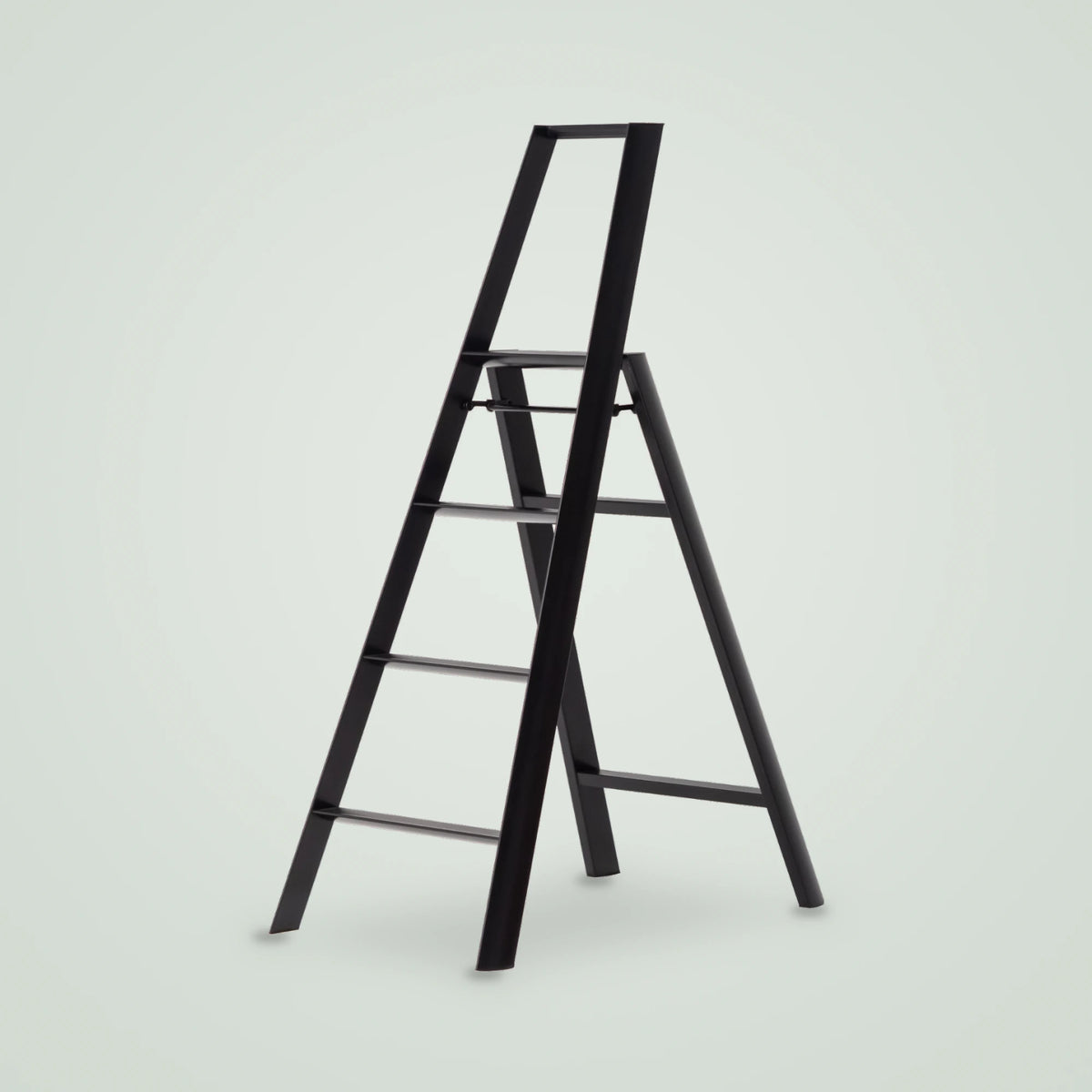 Hasegawa Lucano 4-step designladder in het zwart op een lichte groengrijze achtergrond