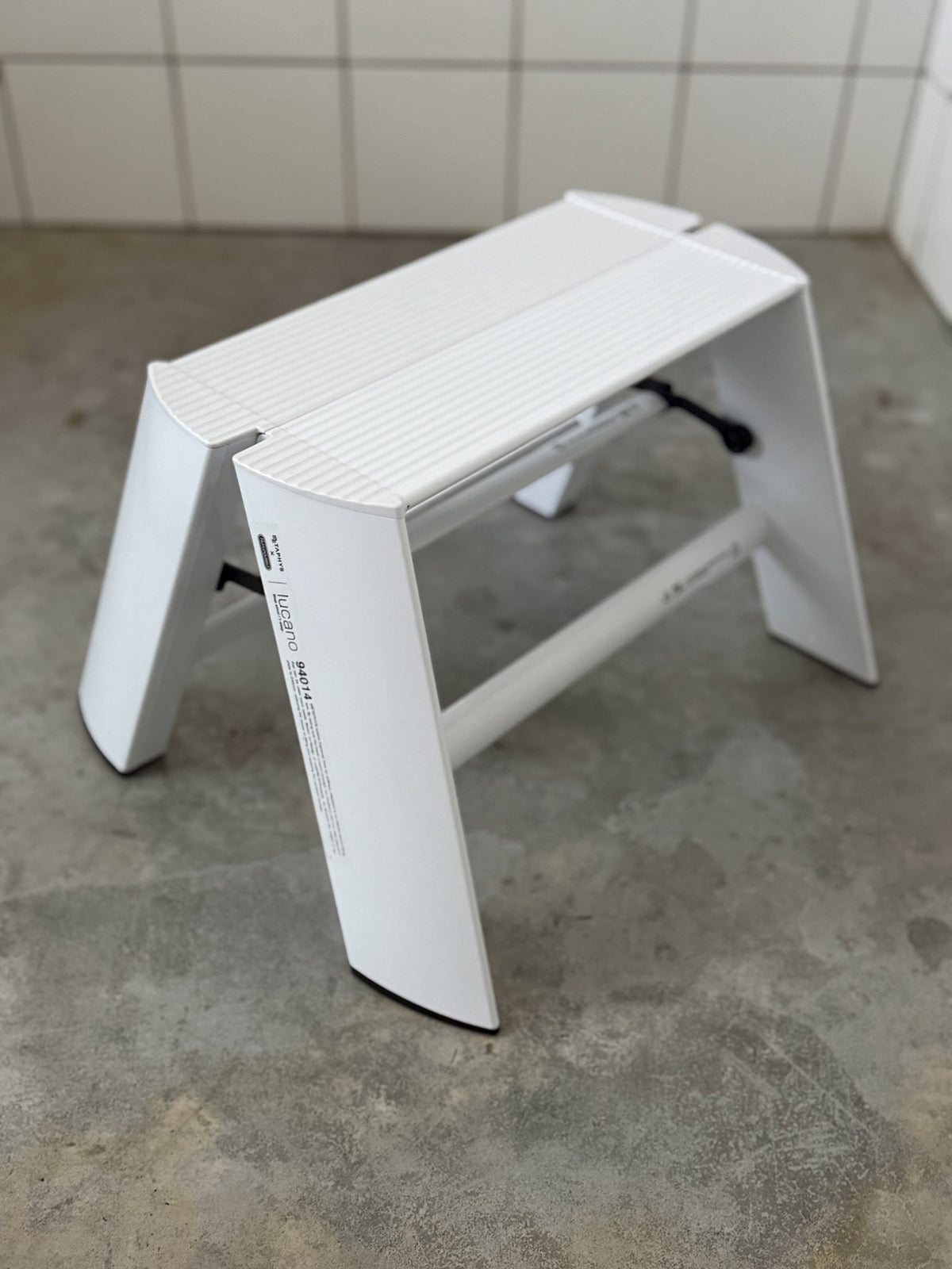 Hasegawa Lucano 1 Step trapladder in Wit in een interieur
