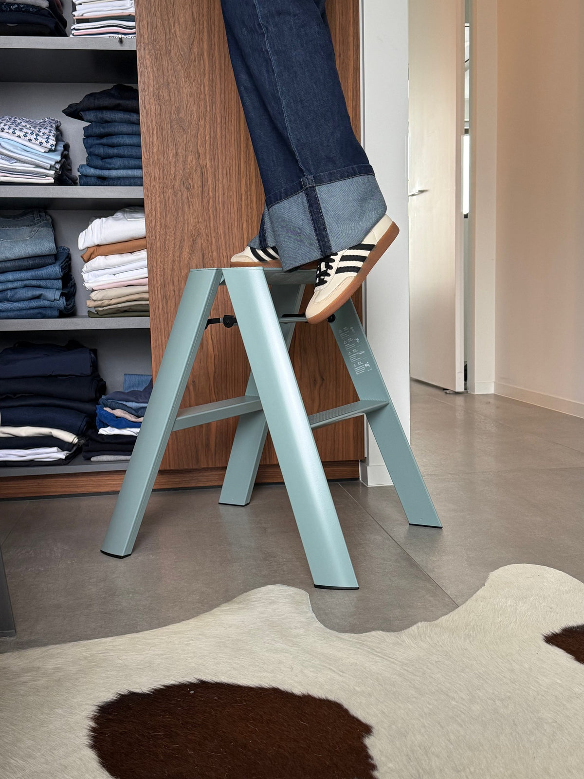 Hasegawa Lucano 2 Step trapladder in Dusty Mint in een interieur, in gebruik