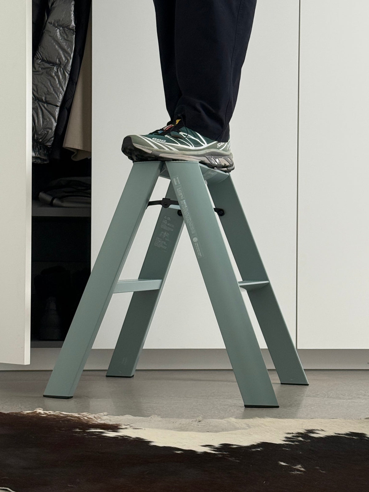 Hasegawa Lucano 2 Step trapladder in Dusty Mint in een interieur, in gebruik