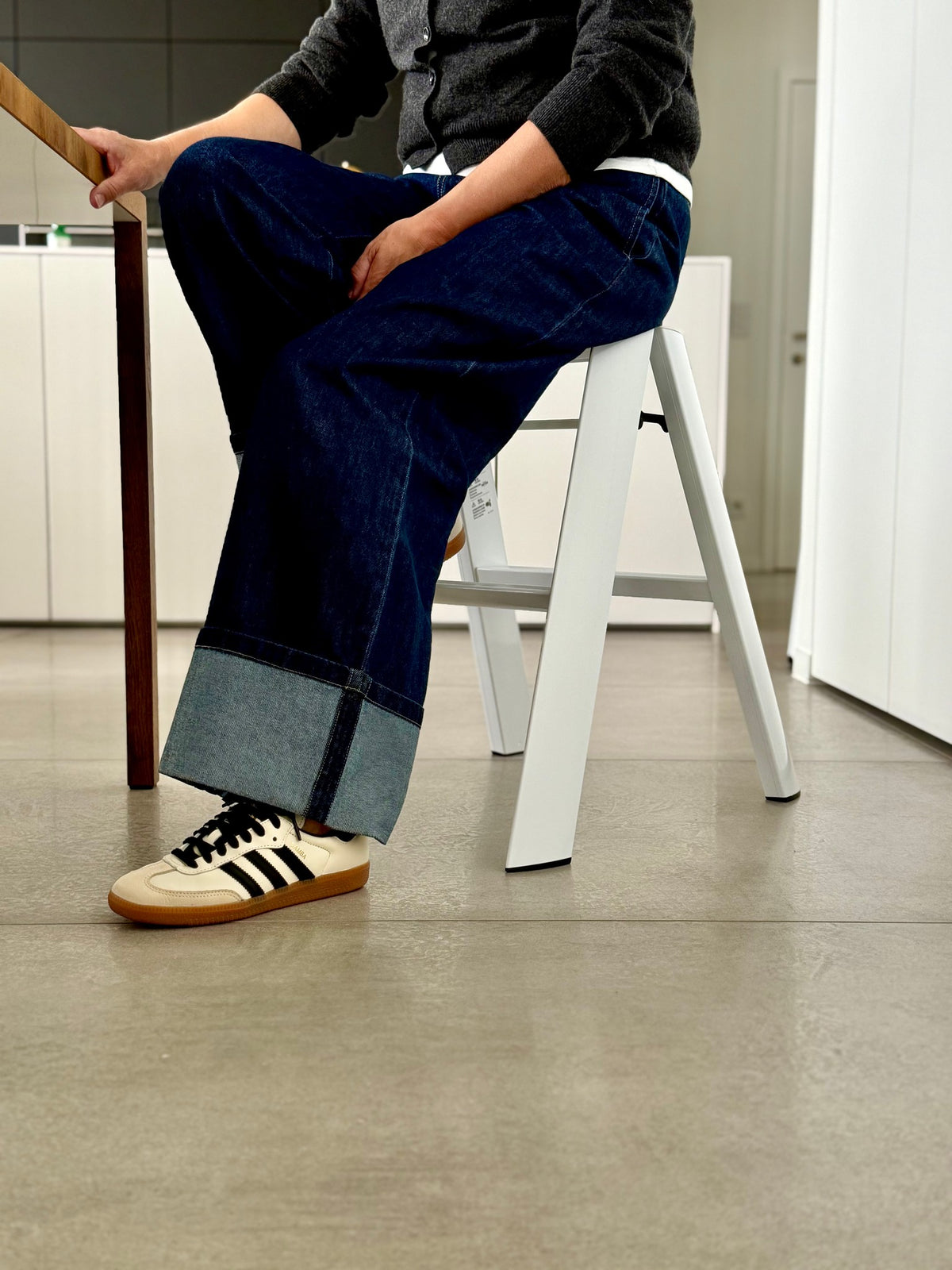 Hasegawa Lucano 2 Step trapladder in Wit in een interieur, in gebruik