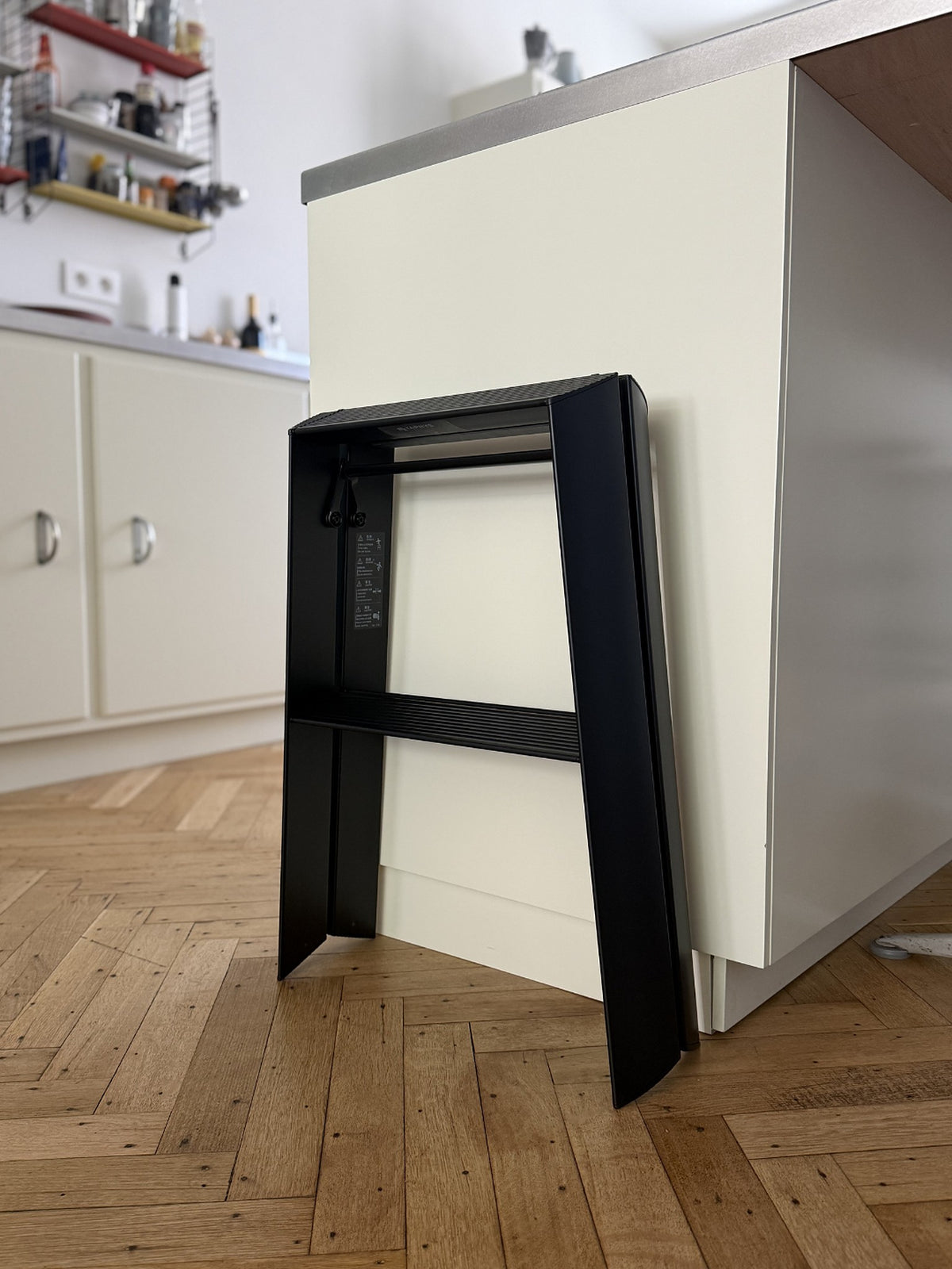 Hasegawa Lucano 2 Step trapladder in Zwart in een interieur