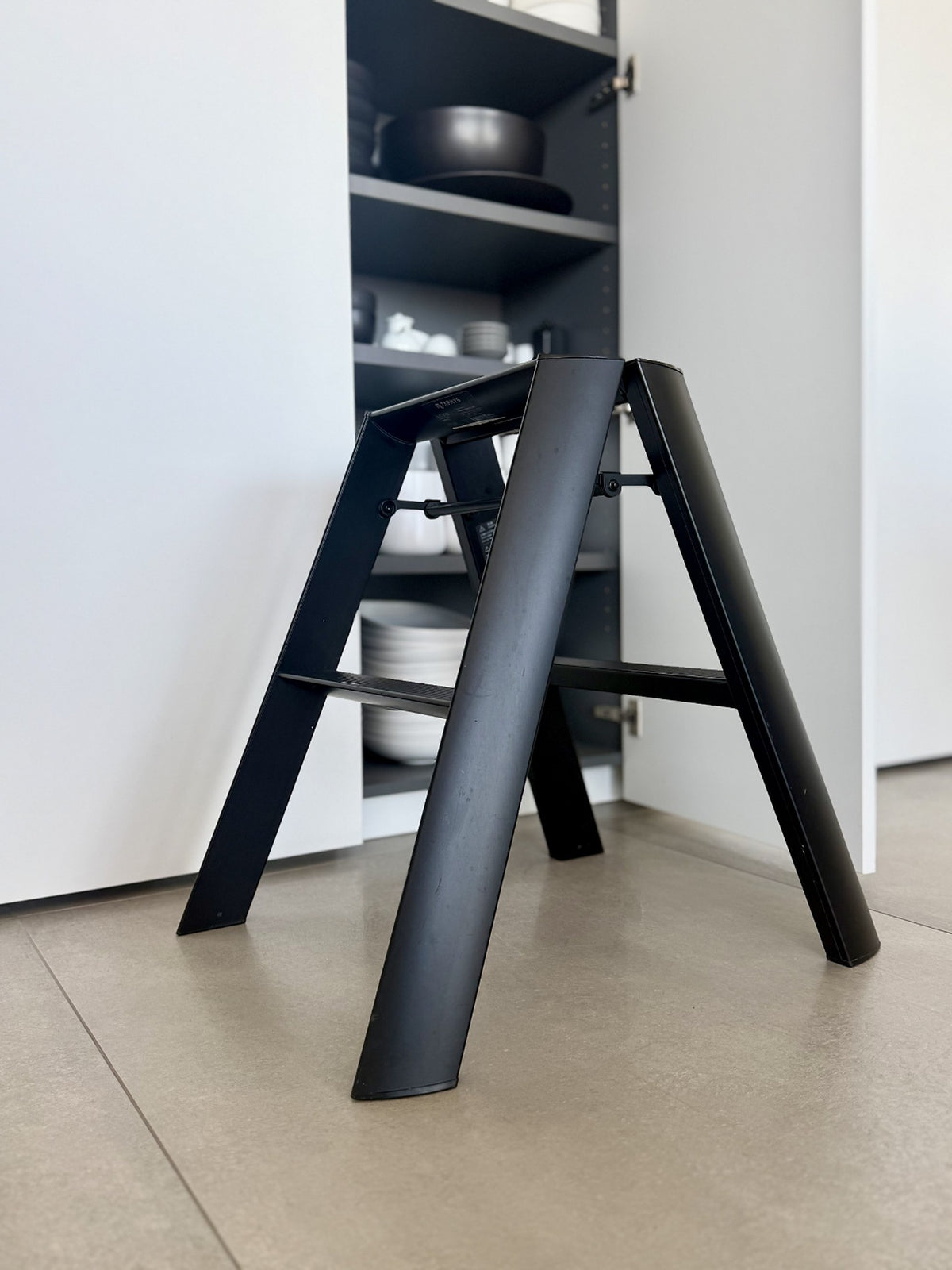 Hasegawa Lucano 2 Step trapladder in Zwart in een interieur