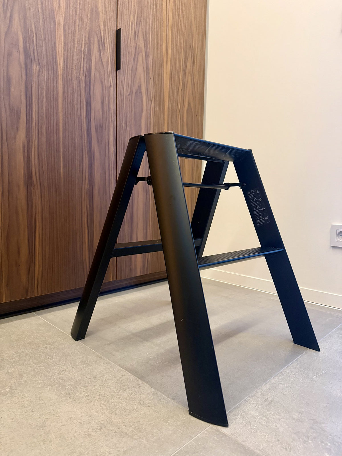 Hasegawa Lucano 2 Step trapladder in Zwart in een interieur