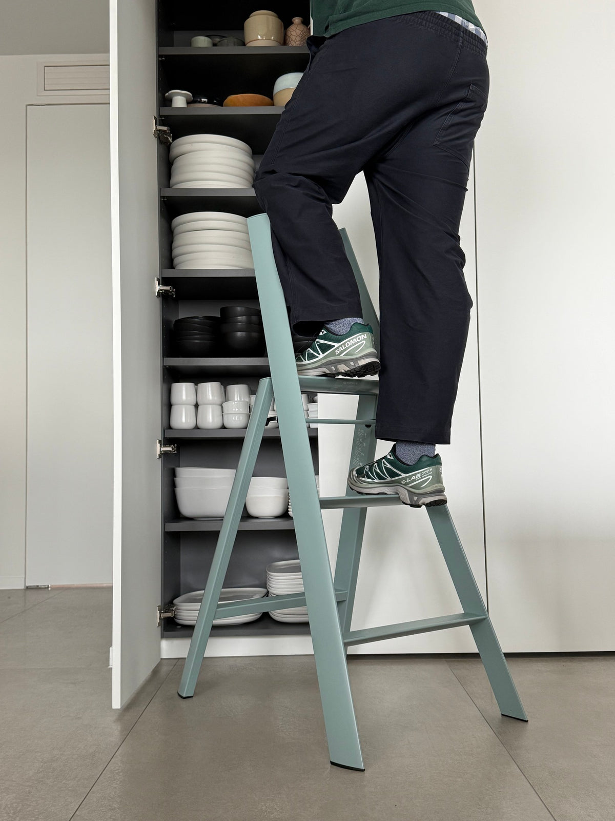 Hasegawa Lucano 3 Step trapladder in Dusty Mint in een interieur, in gebruik
