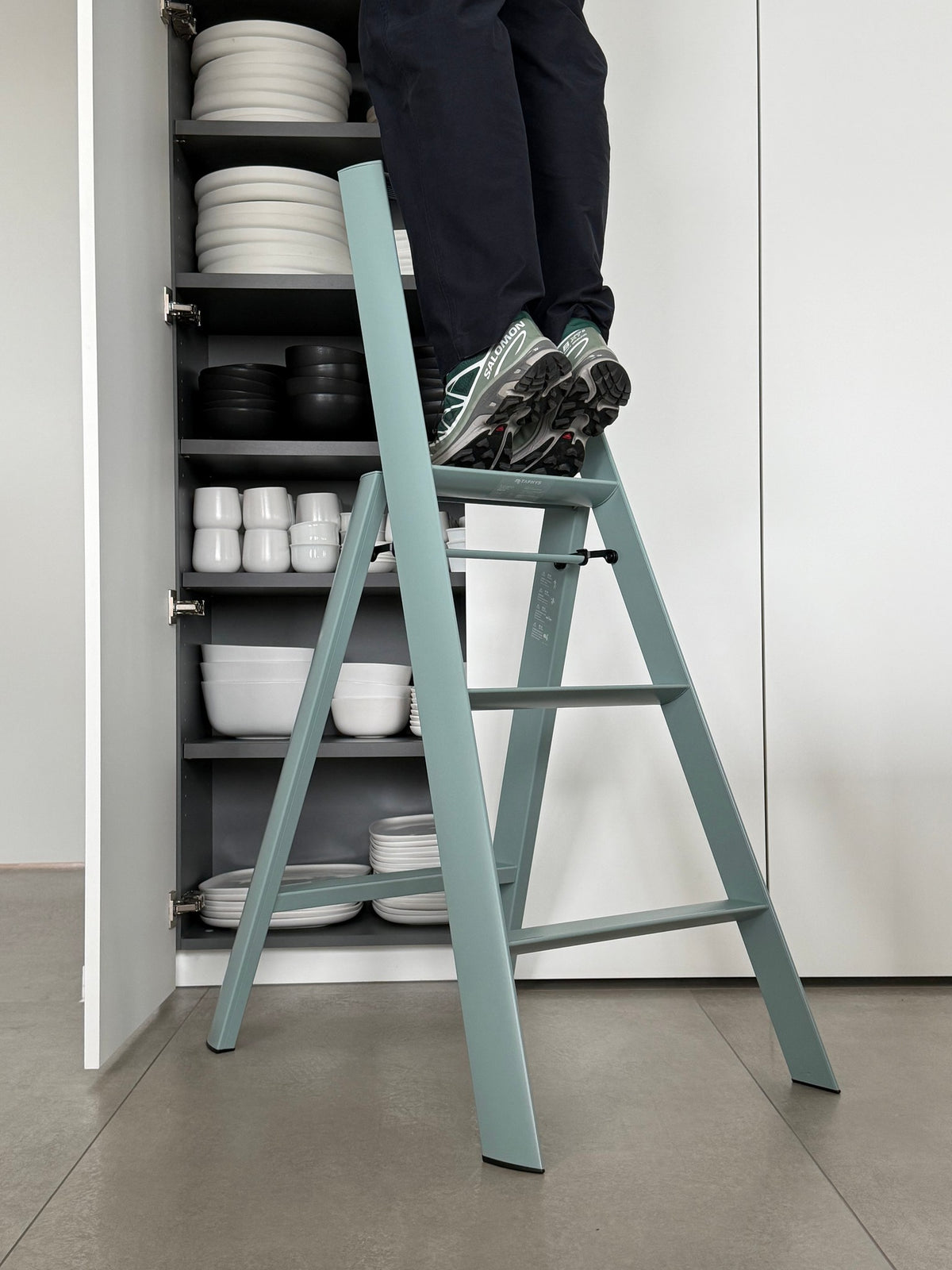 Hasegawa Lucano 3 Step trapladder in Dusty Mint in een interieur, in gebruik