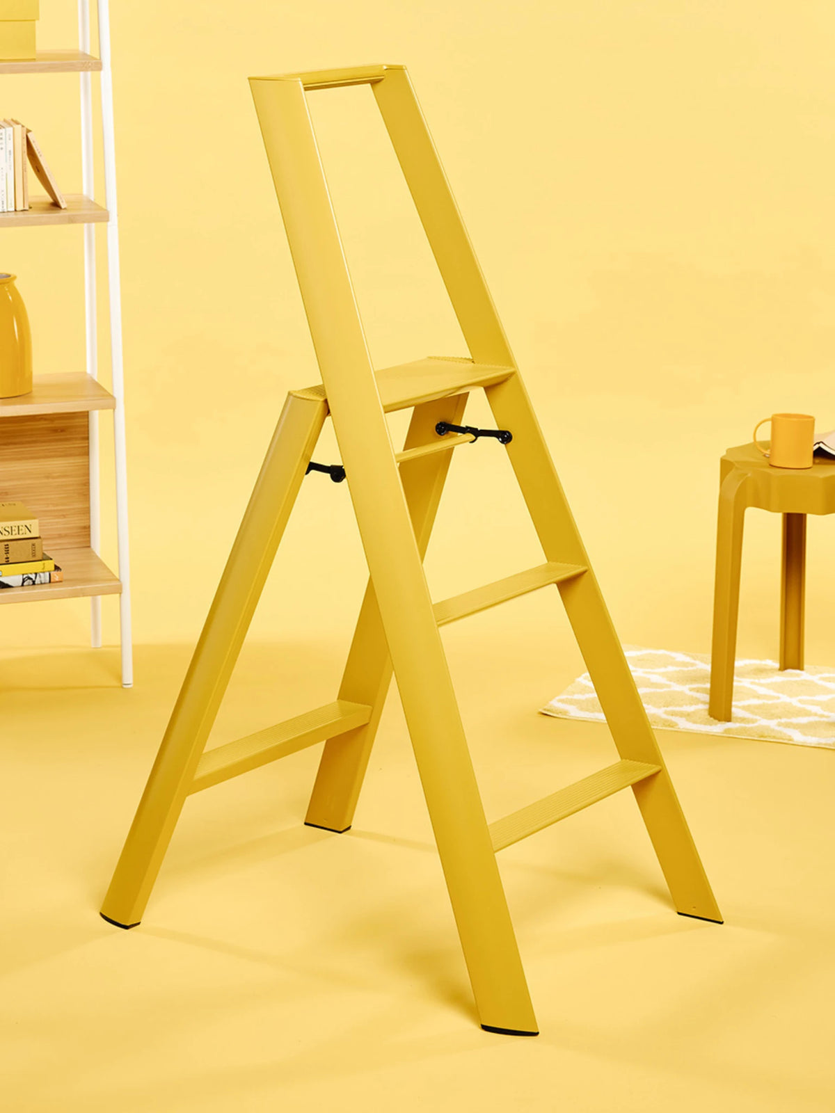Gele Lucano 3-step ladder als kleurrijk accent in een gele kamer