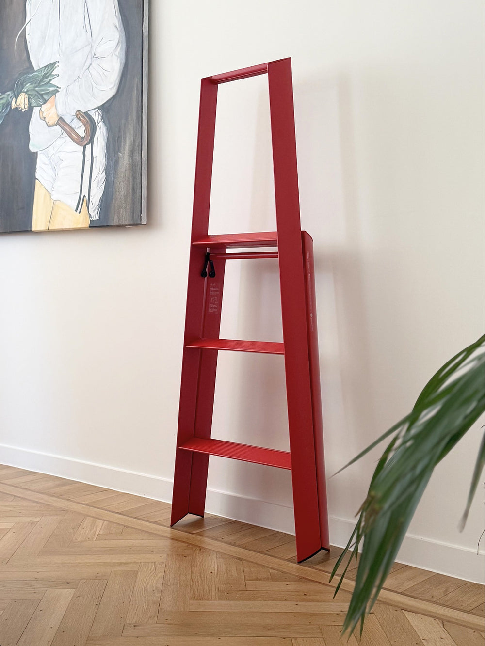 Hasegawa Lucano 3 Step trapladder in Rood in een interieur