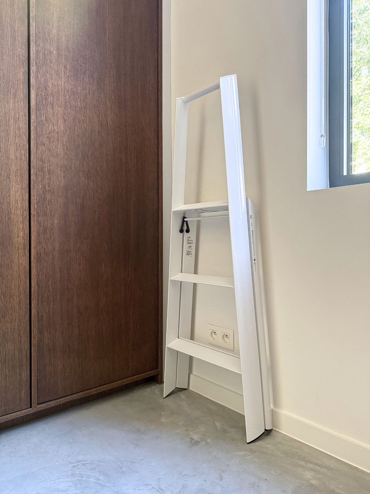 Hasegawa Lucano 3 Step trapladder in Wit in een interieur