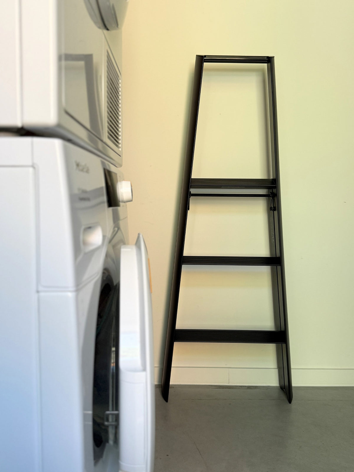 Hasegawa Lucano 3 Step trapladder in Zwart in een interieur