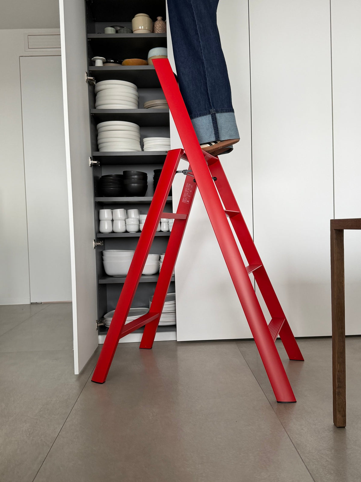 Hasegawa Lucano 4 Step trapladder in Rood in een interieur, in gebruik
