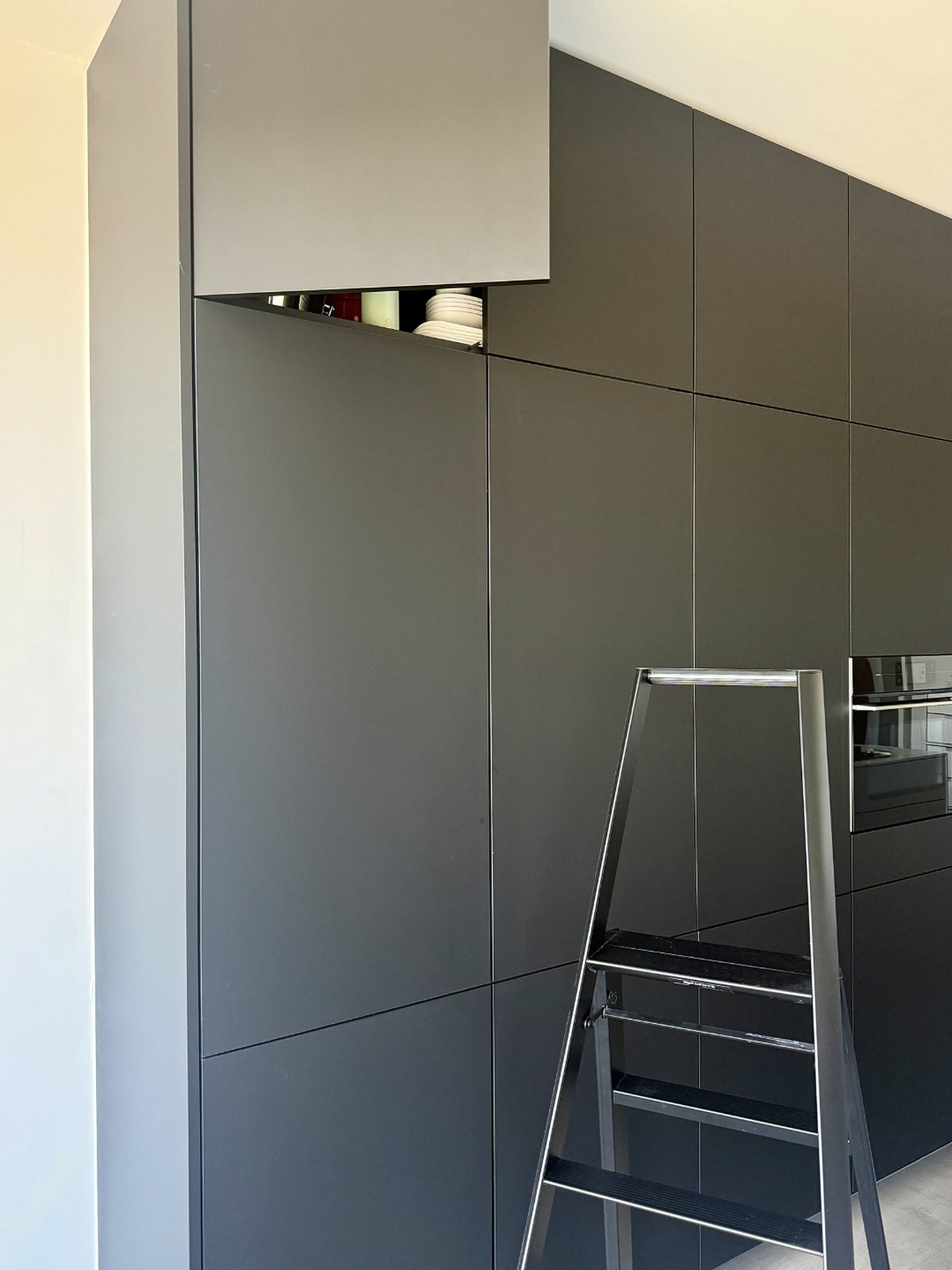 Hasegawa Lucano 4 Step trapladder in Zwart in een interieur
